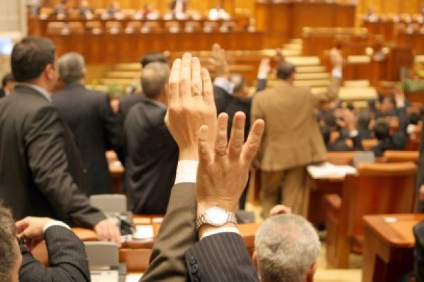 Parlamentul a adoptat Rezoluţia prin care Băsescu trebuie să susţină la Bruxelles propunerile CE şi PE de buget